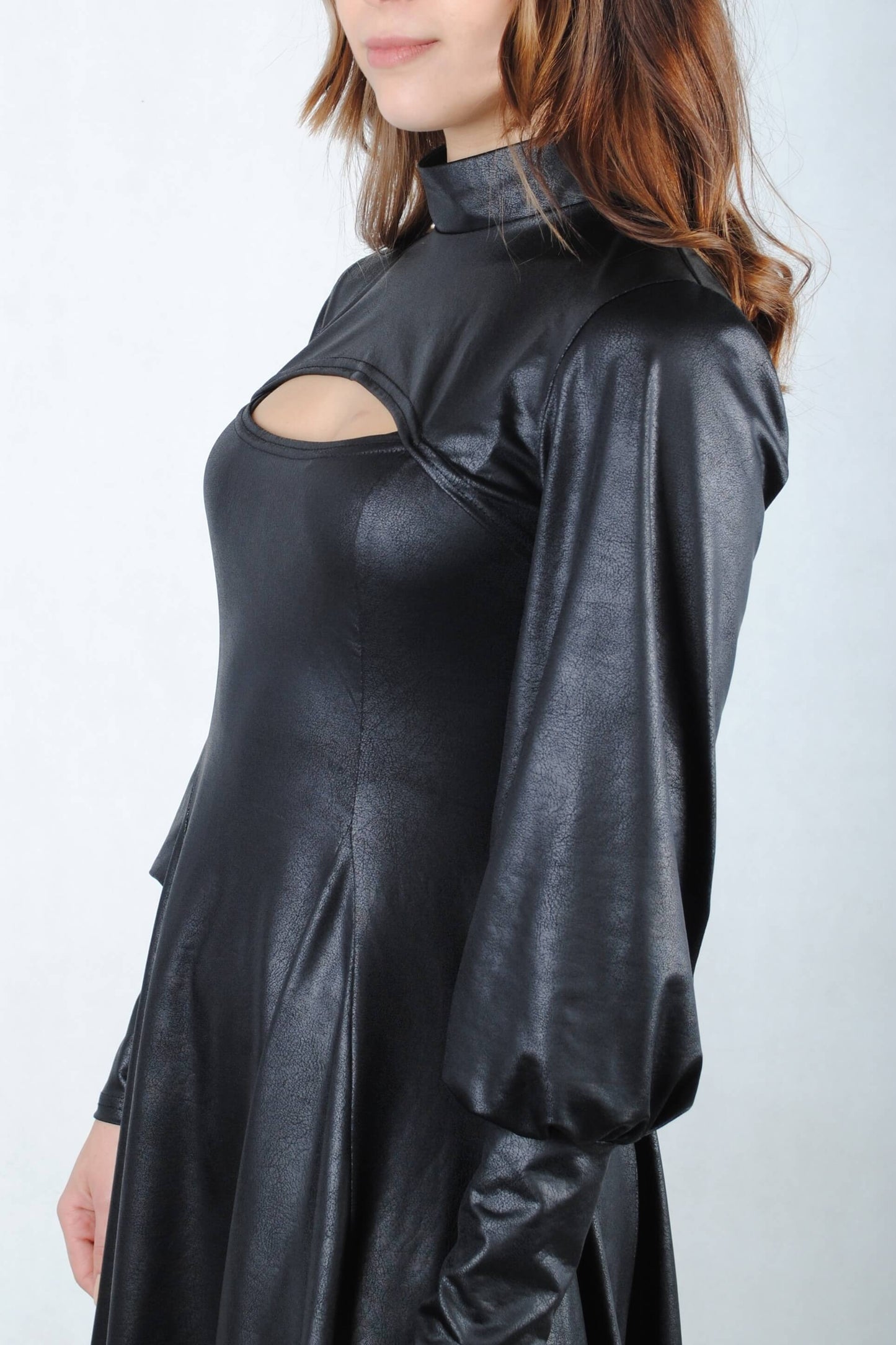 Czarna rozkloszowana sukienka z wycięciem przy dekolcie i połyskiem lama-skóry S80