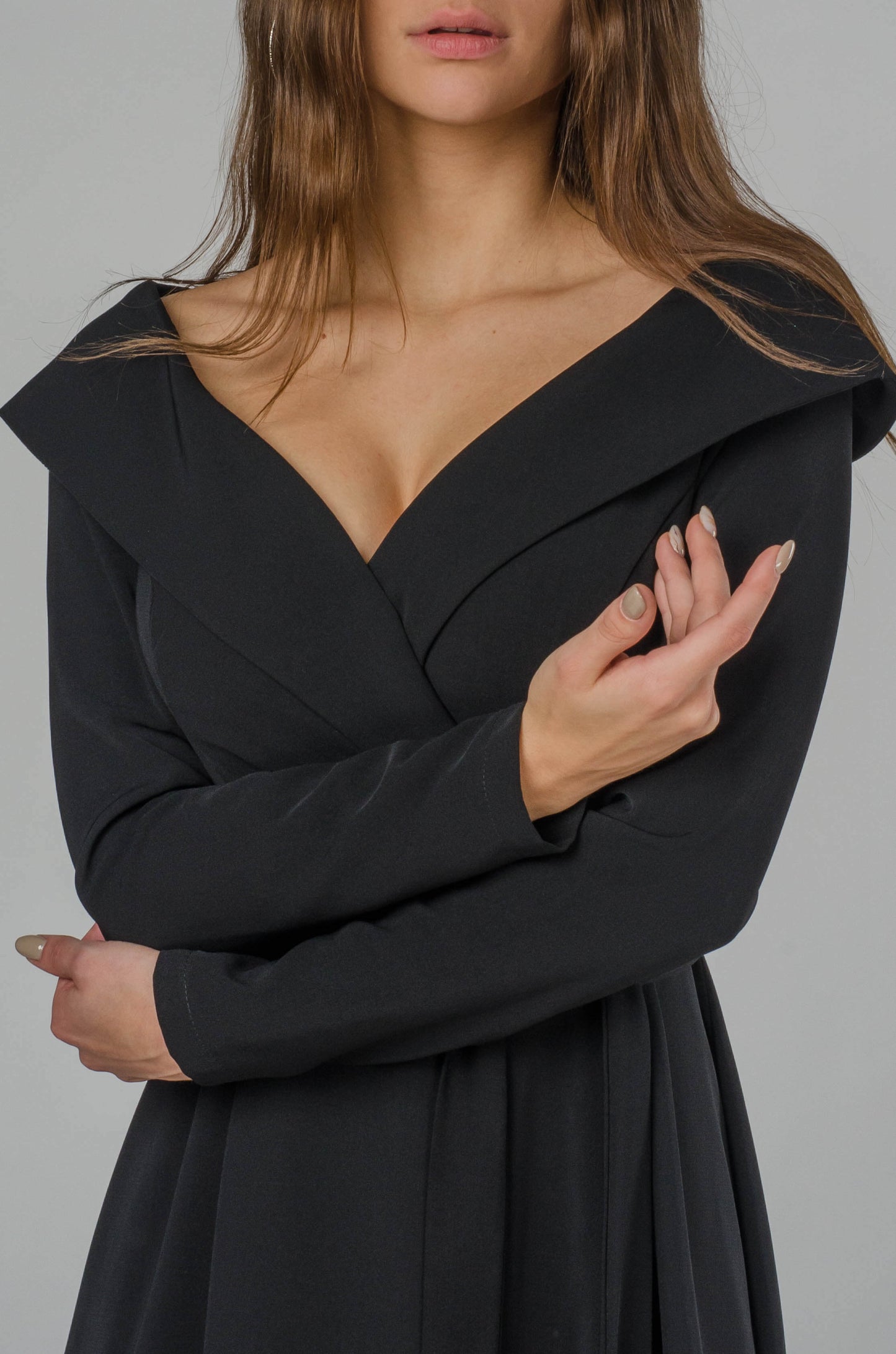 Czarna elegancka kopertowa sukienka midi S28