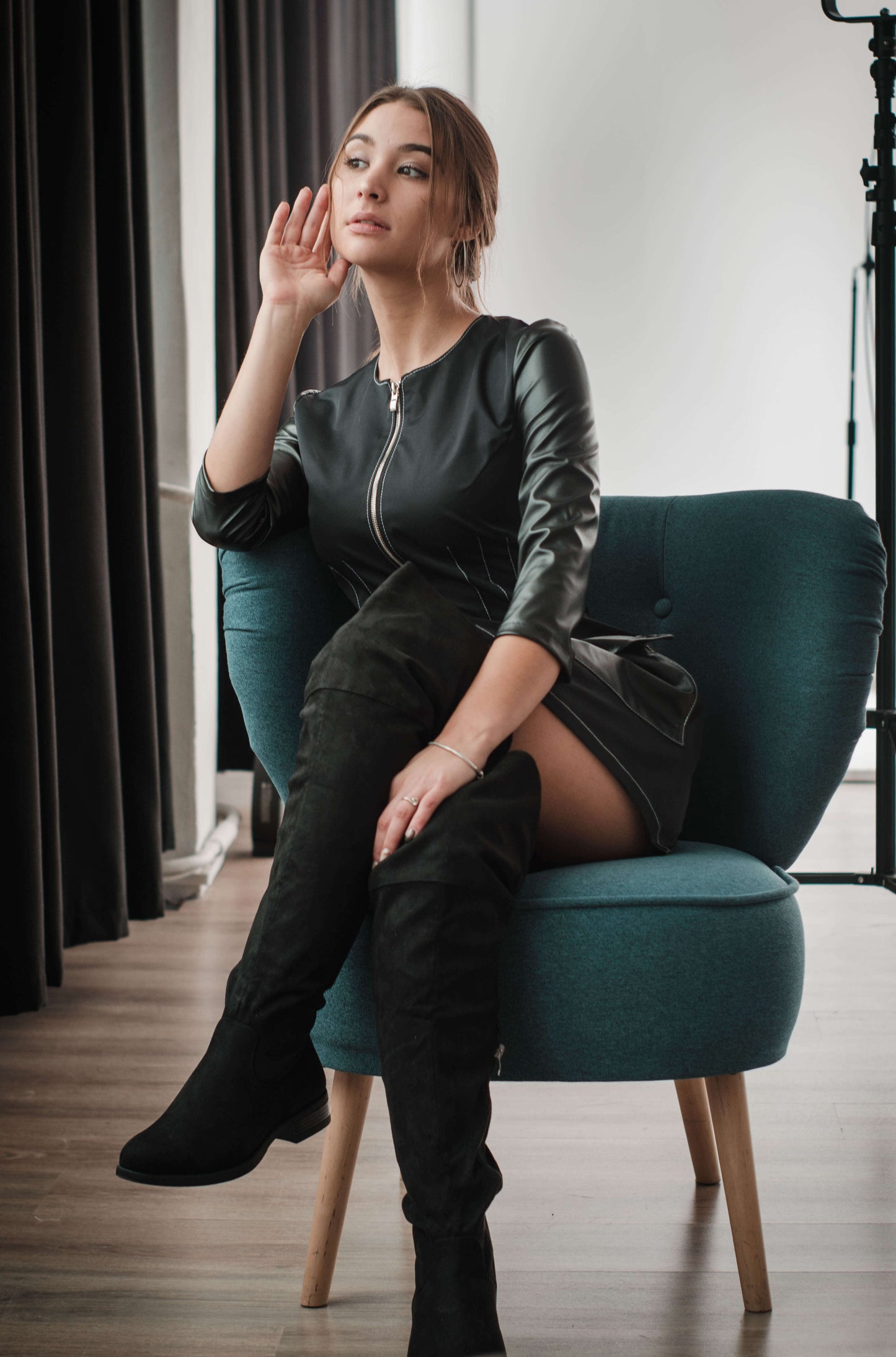 Czarna mini sukienka z ekoskórzanymi rękawami S39