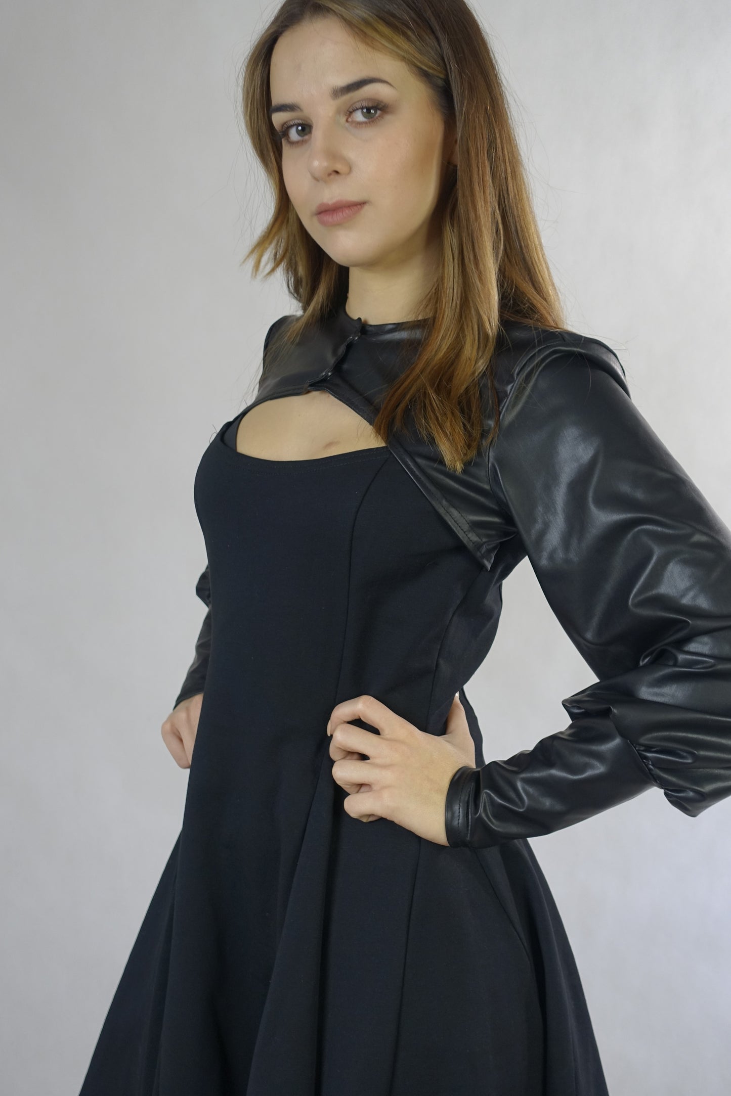 Dresowa czarna sukienka z ekoskórą S31