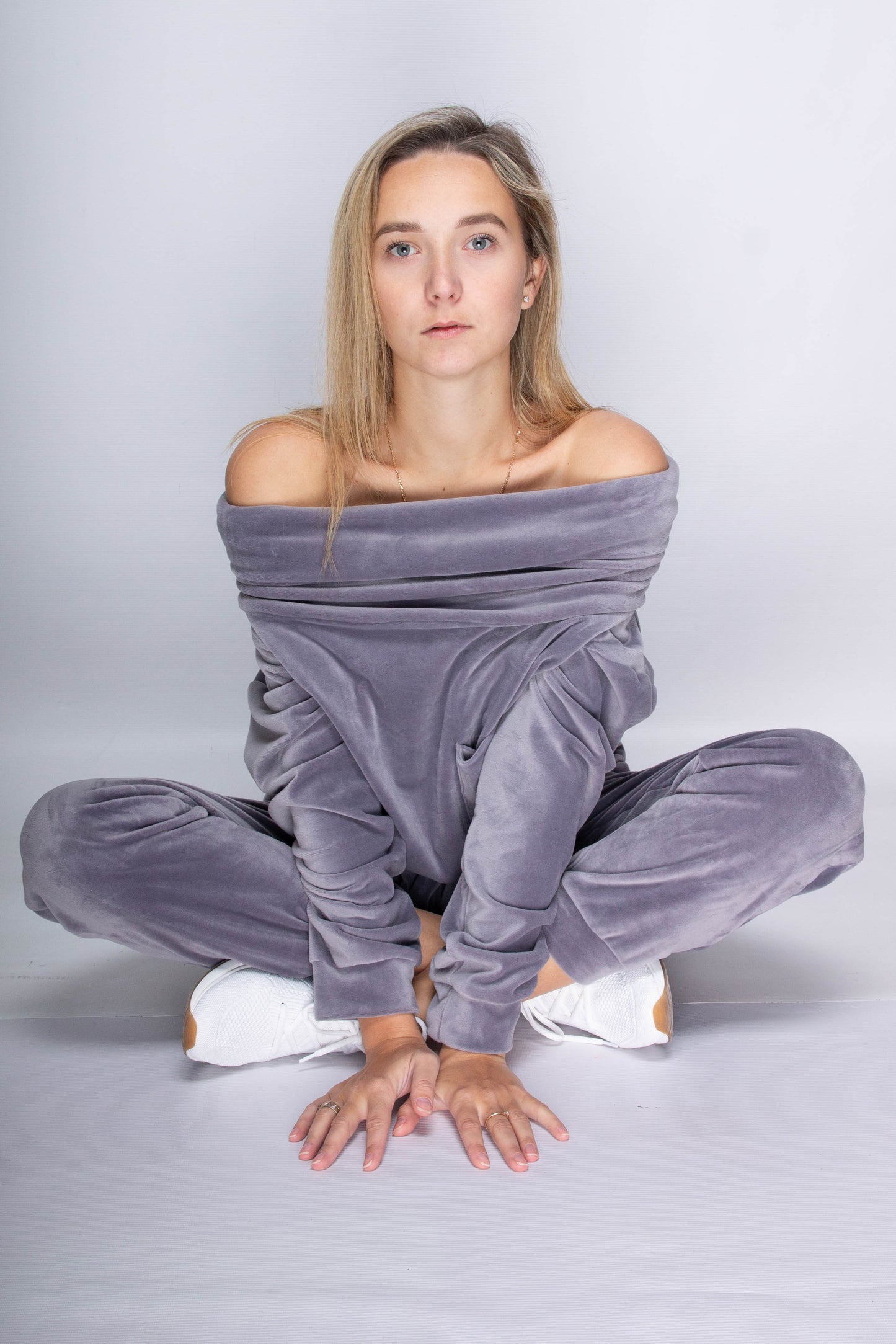 Dres welurowy damski komplet bluza opuszczany na ramionach + spodnie szary S54