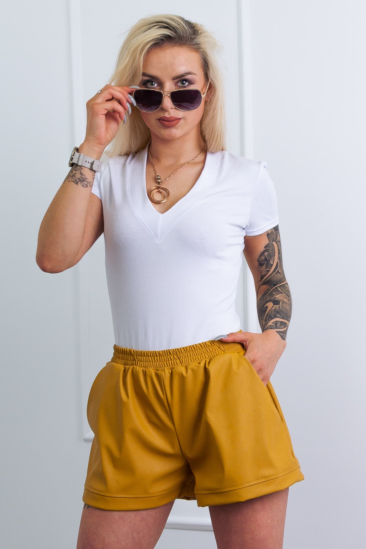 T-shirt damski biały w serek Danny com pl 2