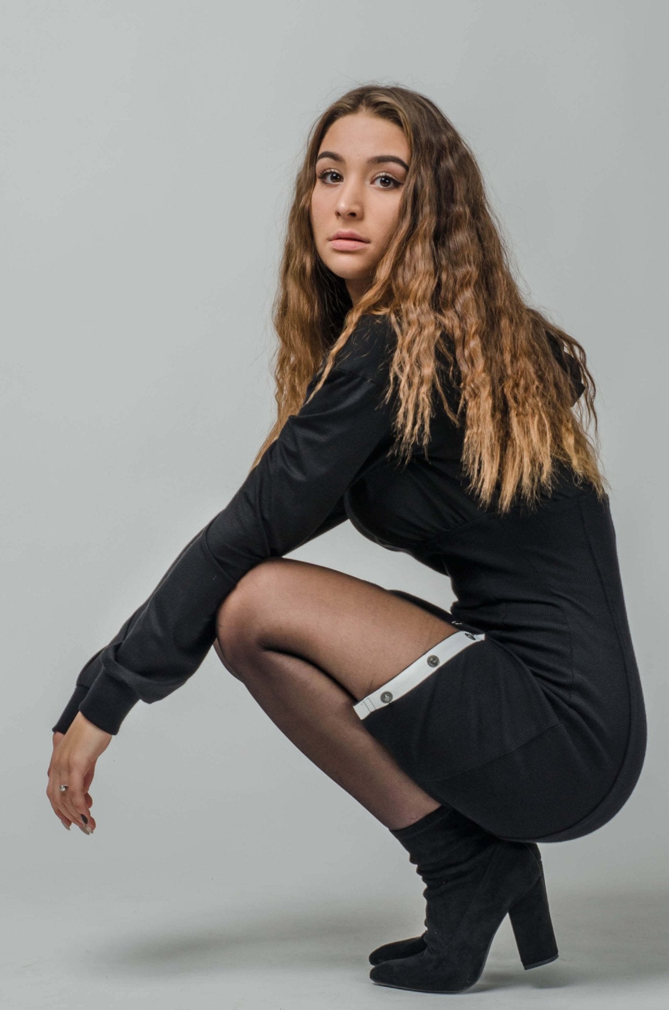 Czarna sukienka z rozcięciem i głębokim kapturem S2 - DANNY