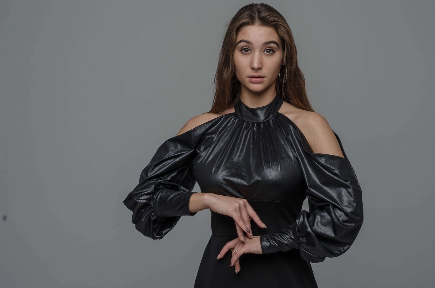 Czarna długa dopasowana sukienka z odkrytymi ramionami S42