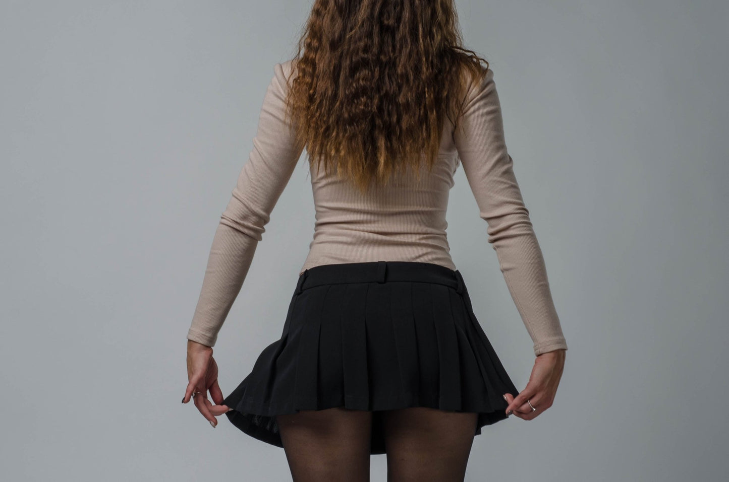 Spódnica mini z zakładkami czarna S6 - DANNY