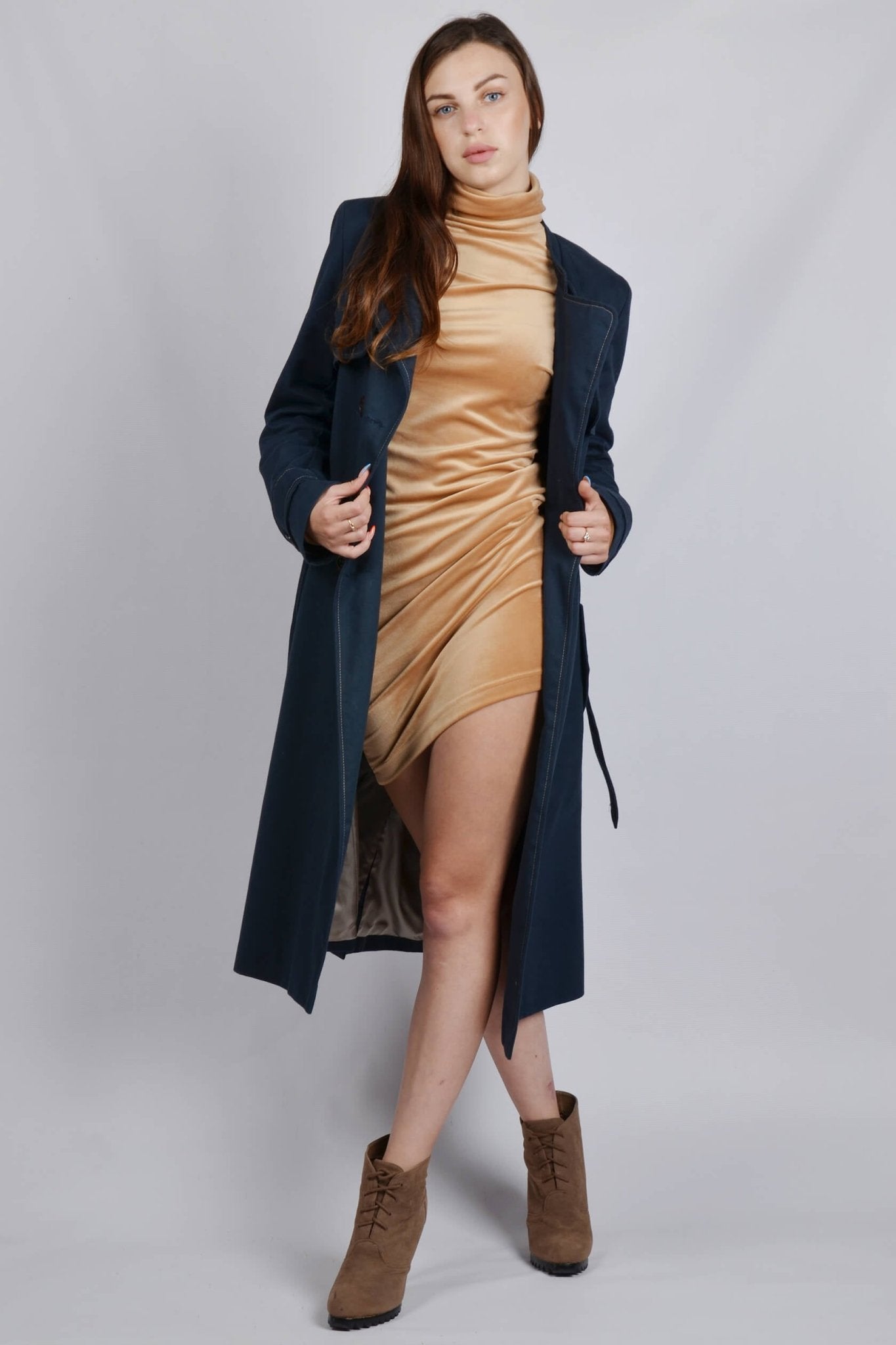 Sukienka welurowa olówkowa beżowa S128 - DANNY