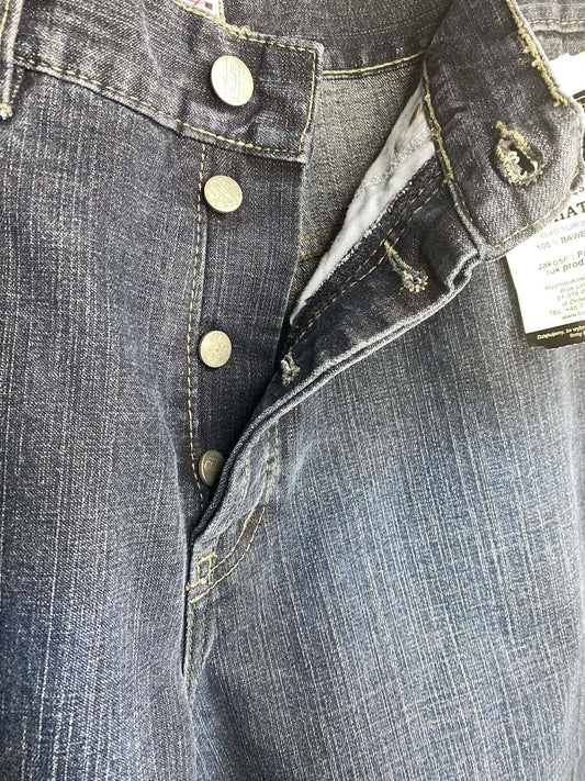 Zapięcia w jeansach męskich – guziki czy zamek? | Poradnik