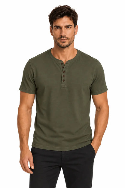 T-shirt męski Henley Slim Olive2 W5504 DANNY – naturalne ujęcie z przodu
