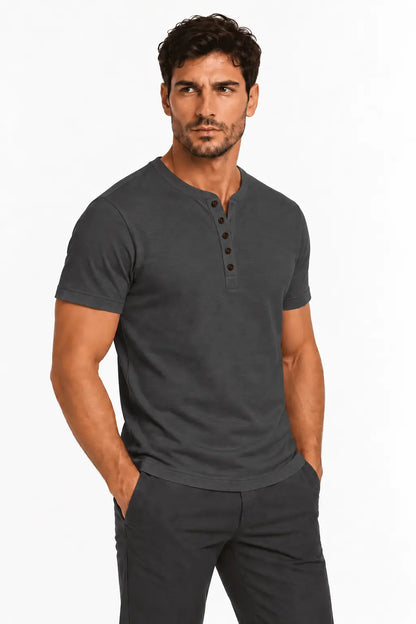 Antracytowy T-shirt męski Henley W5504 DANNY – półprofil