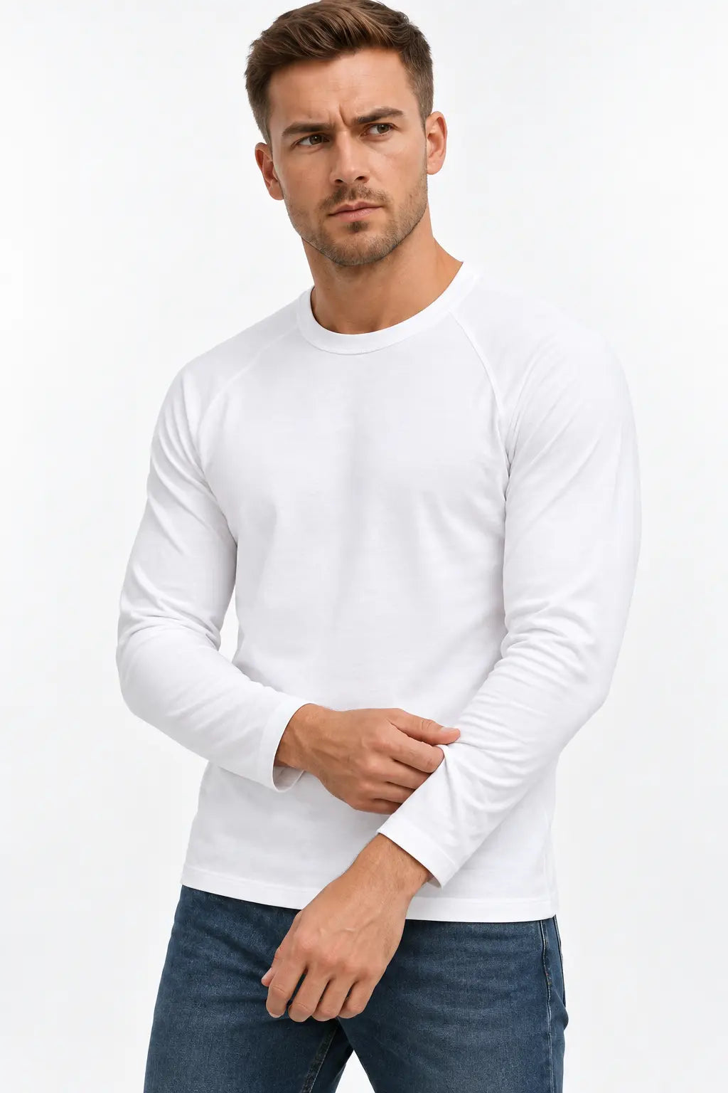 Detal okrągłego dekoltu i raglanowego szwu białego longsleeve’a męskiego DANNY
