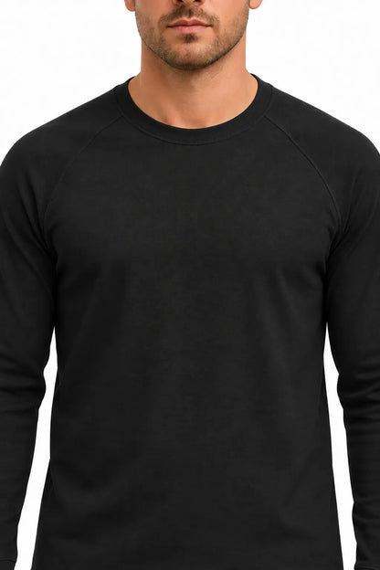 Detal okrągłego dekoltu i raglanowego szwu czarnego longsleeve’a męskiego DANNY