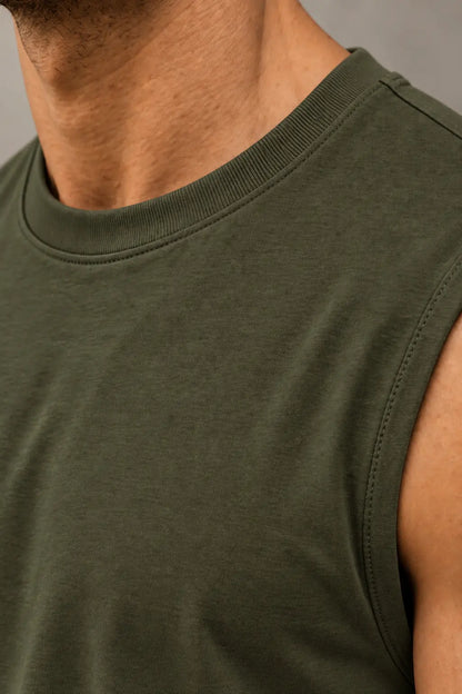 Detal okrągłego dekoltu i szerokiego ramienia Urban Muscle Olive2