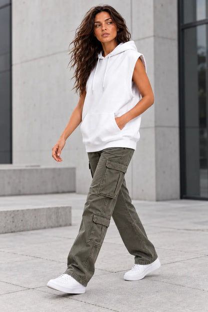 Biała bluza damska bez rękawów z kapturem – stylizacja streetwear DANNY