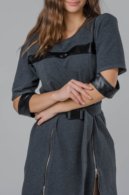 Dresowa sukienka premium z metalowymi zamkami i skórzanymi detalami S22