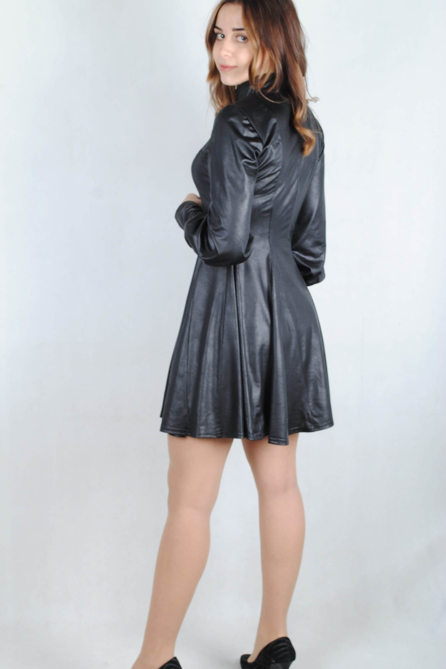 Czarna rozkloszowana sukienka z wycięciem przy dekolcie i połyskiem lama-skóry S80