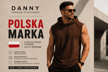 Model prezentuje brązowy T-shirt bez rękawów z kapturem DANNY polska marka