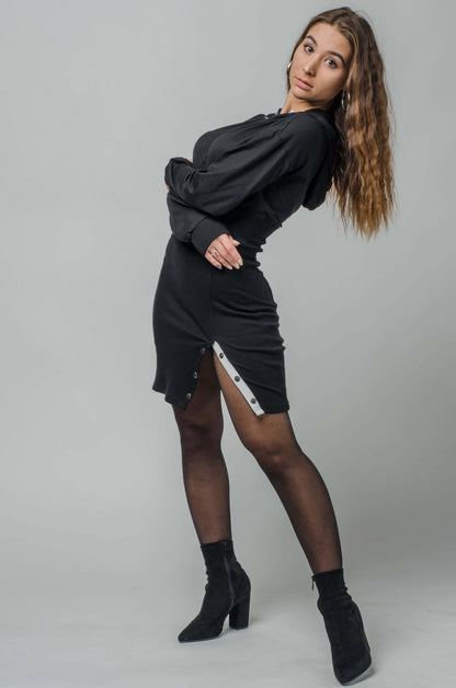 Czarna sukienka z rozcięciem i głębokim kapturem S2