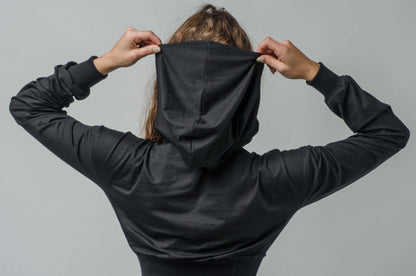 Czarna sukienka z rozcięciem i głębokim kapturem S2