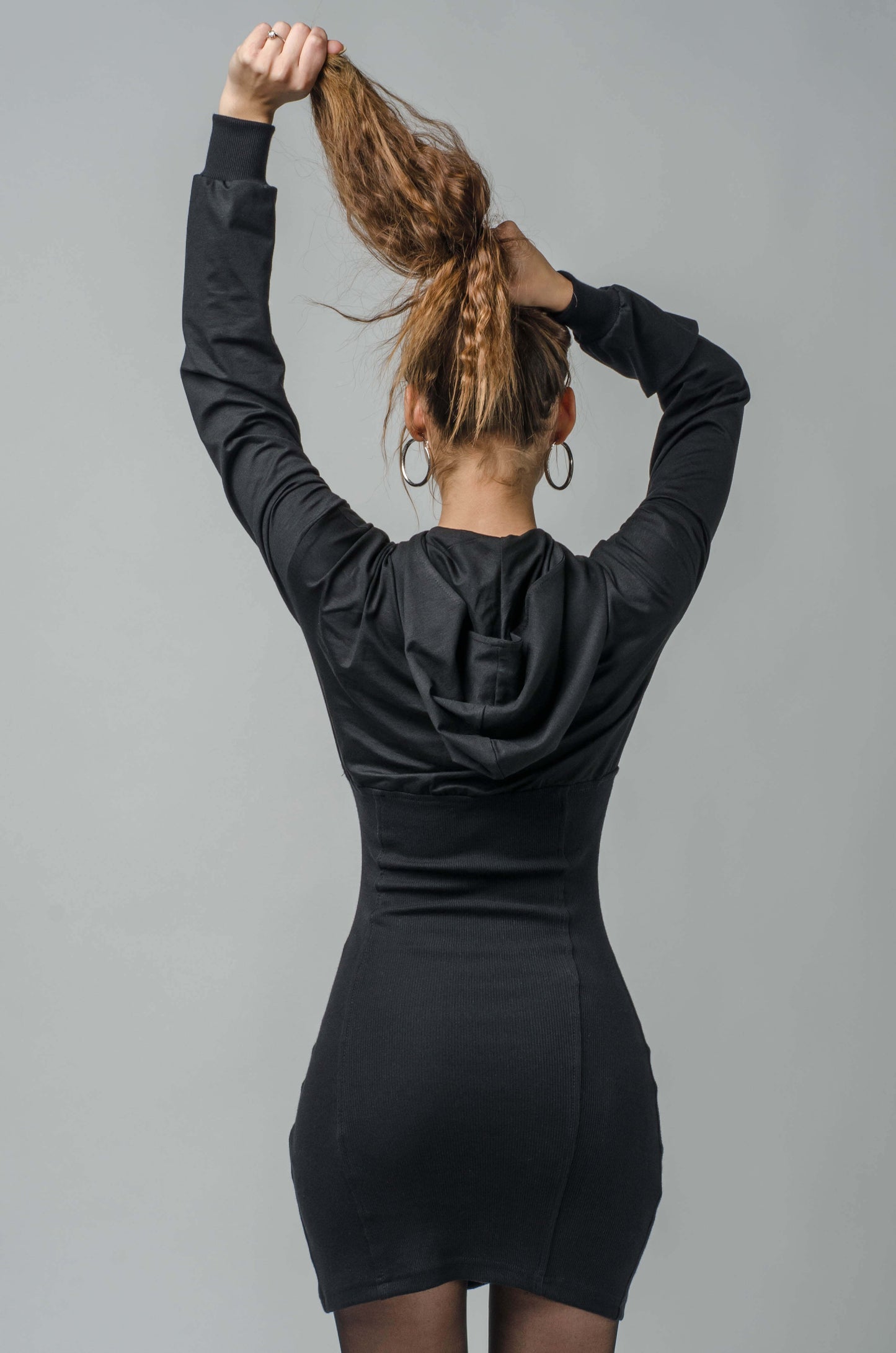 Czarna sukienka z rozcięciem i głębokim kapturem S2