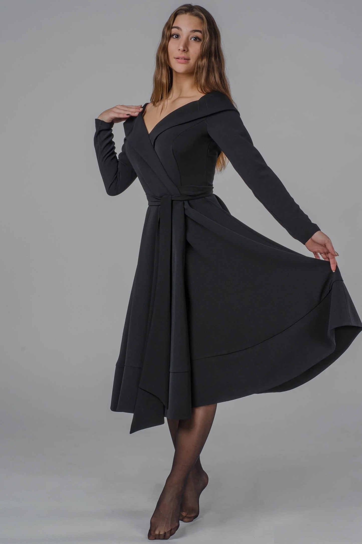 Czarna elegancka kopertowa sukienka midi S28