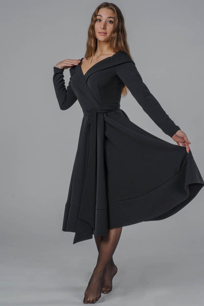 Czarna elegancka kopertowa sukienka midi S28