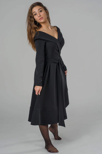 Czarna elegancka kopertowa sukienka midi S28