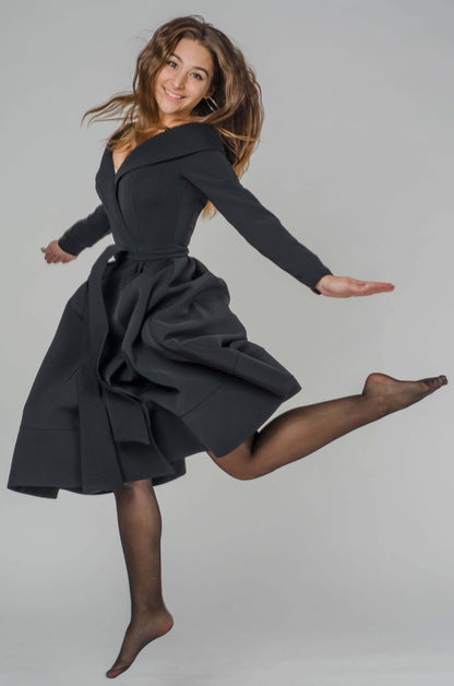 Czarna elegancka kopertowa sukienka midi S28