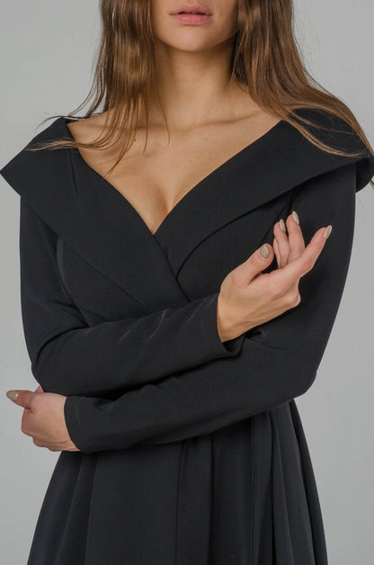 Czarna elegancka kopertowa sukienka midi S28