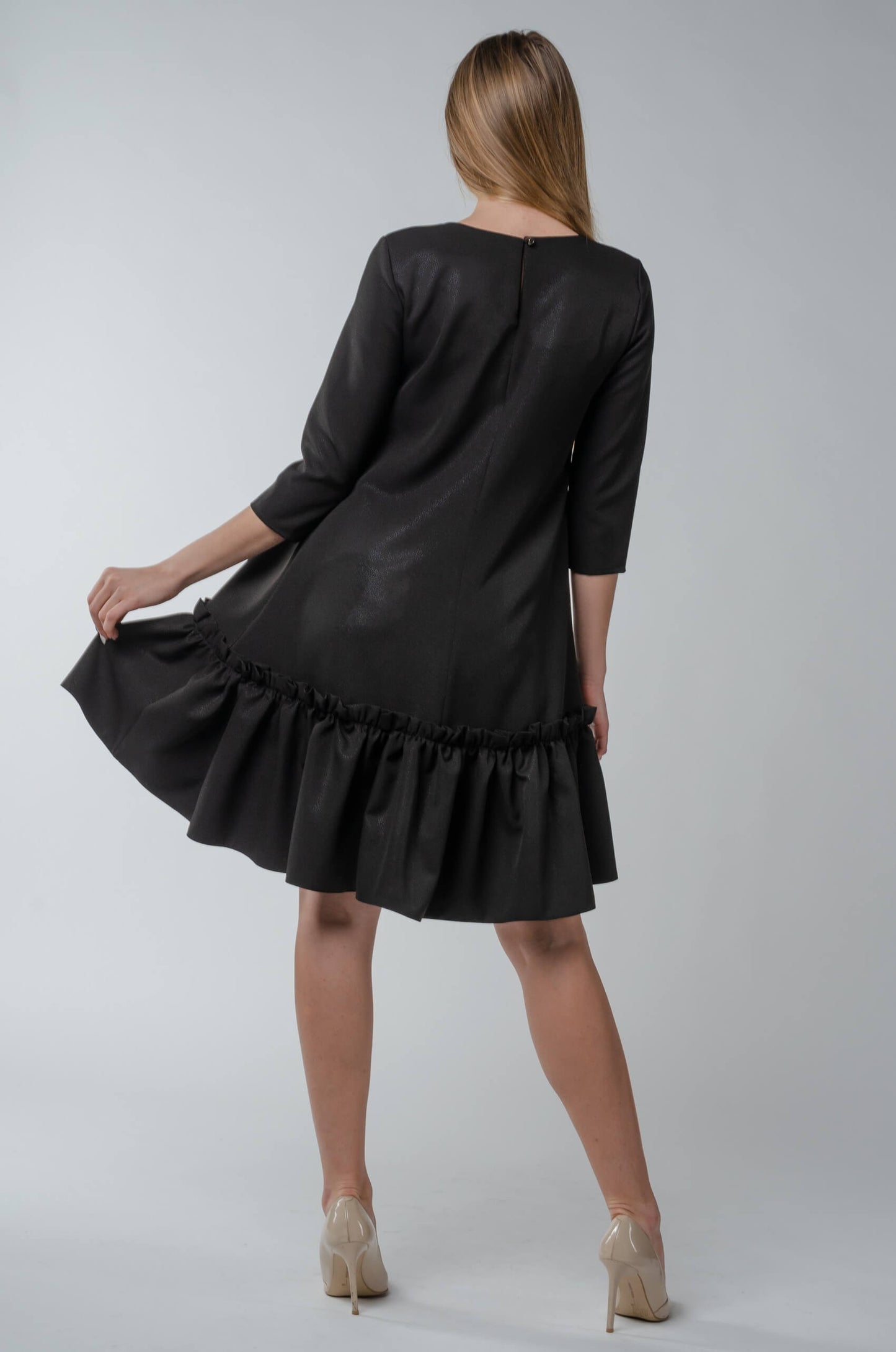 Czarna trapezowa sukienka litera A z falbaną S50
