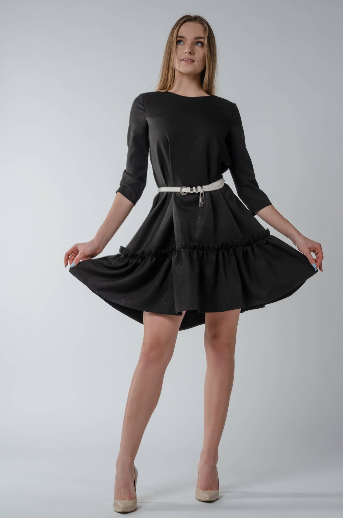 Czarna trapezowa sukienka litera A z falbaną S50