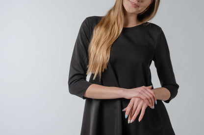 Czarna trapezowa sukienka litera A z falbaną S50