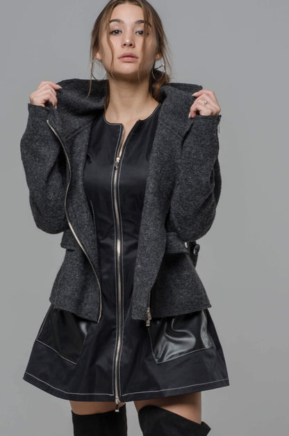 Czarna mini sukienka z ekoskórzanymi rękawami S39