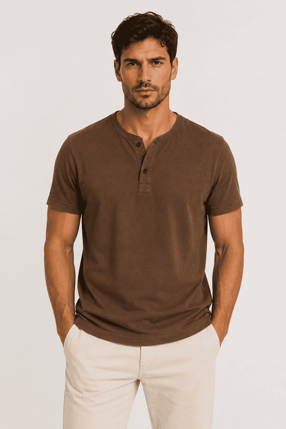 T-shirt henley brązowy front 