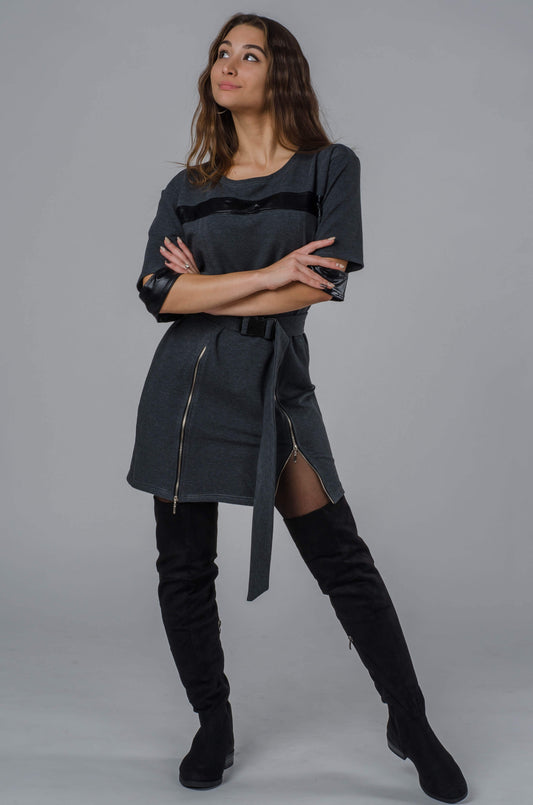 Dresowa sukienka premium z metalowymi zamkami i skórzanymi detalami S22