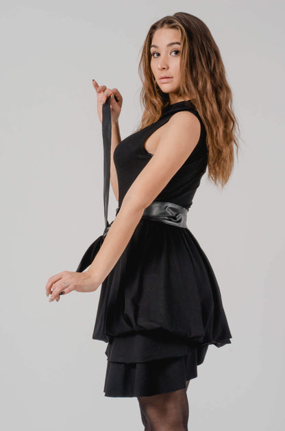 Czarna asymetryczna sukienka ze skórzanym pasem Glam Rock S62