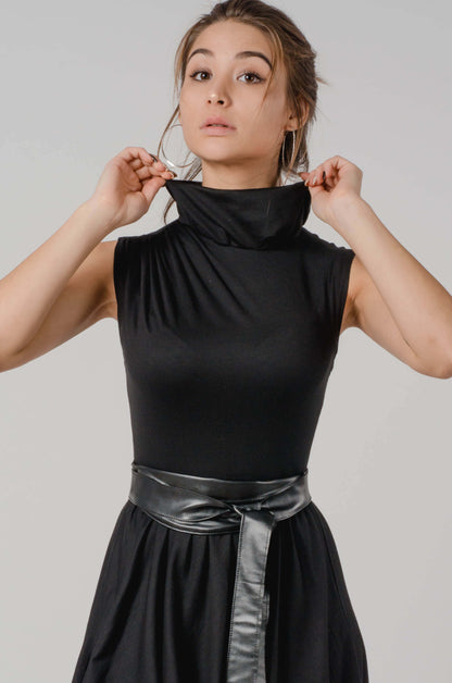 Czarna asymetryczna sukienka ze skórzanym pasem Glam Rock S62