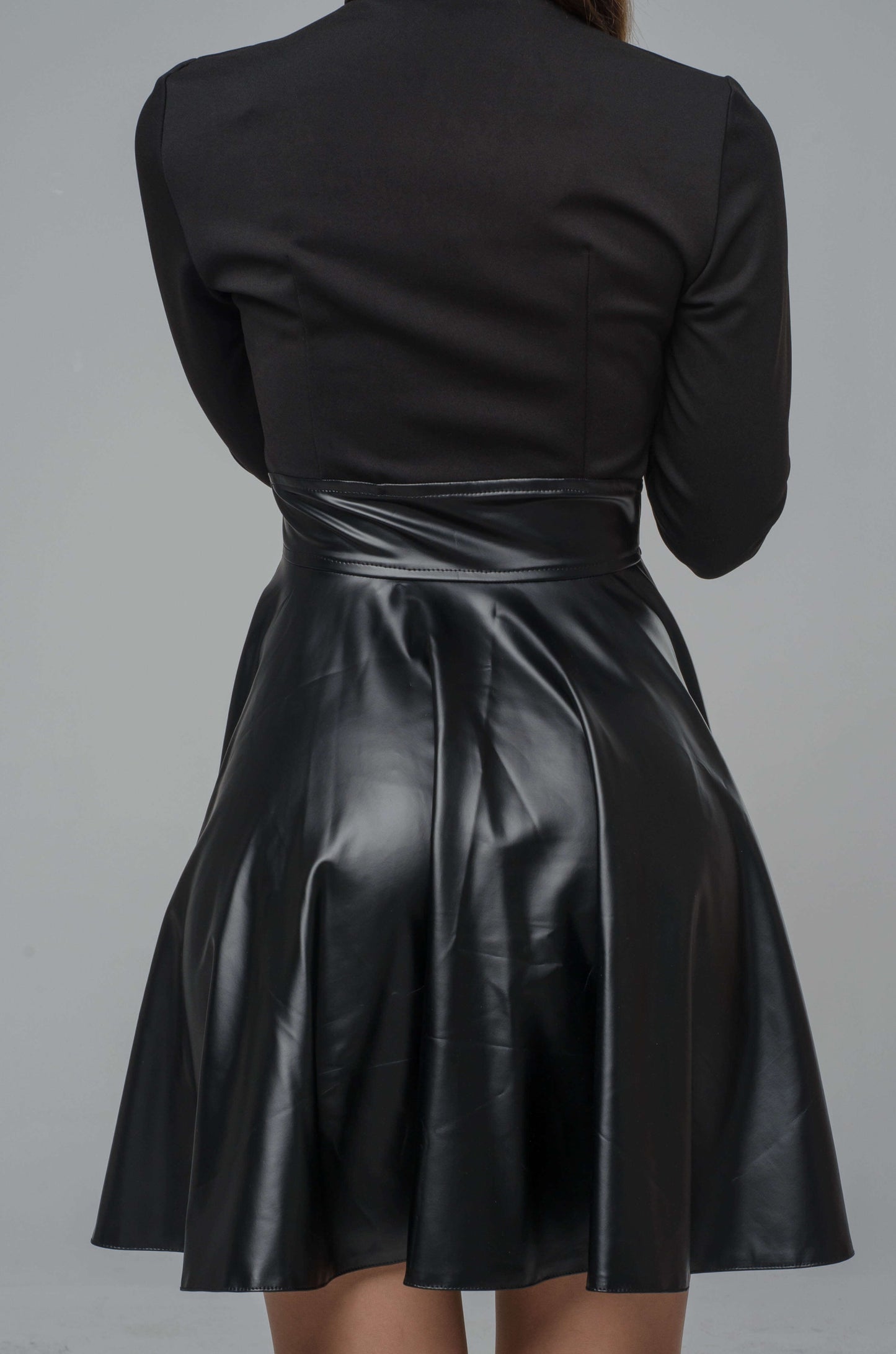 Czarna koktajlowa sukienka z ekoskóry S38