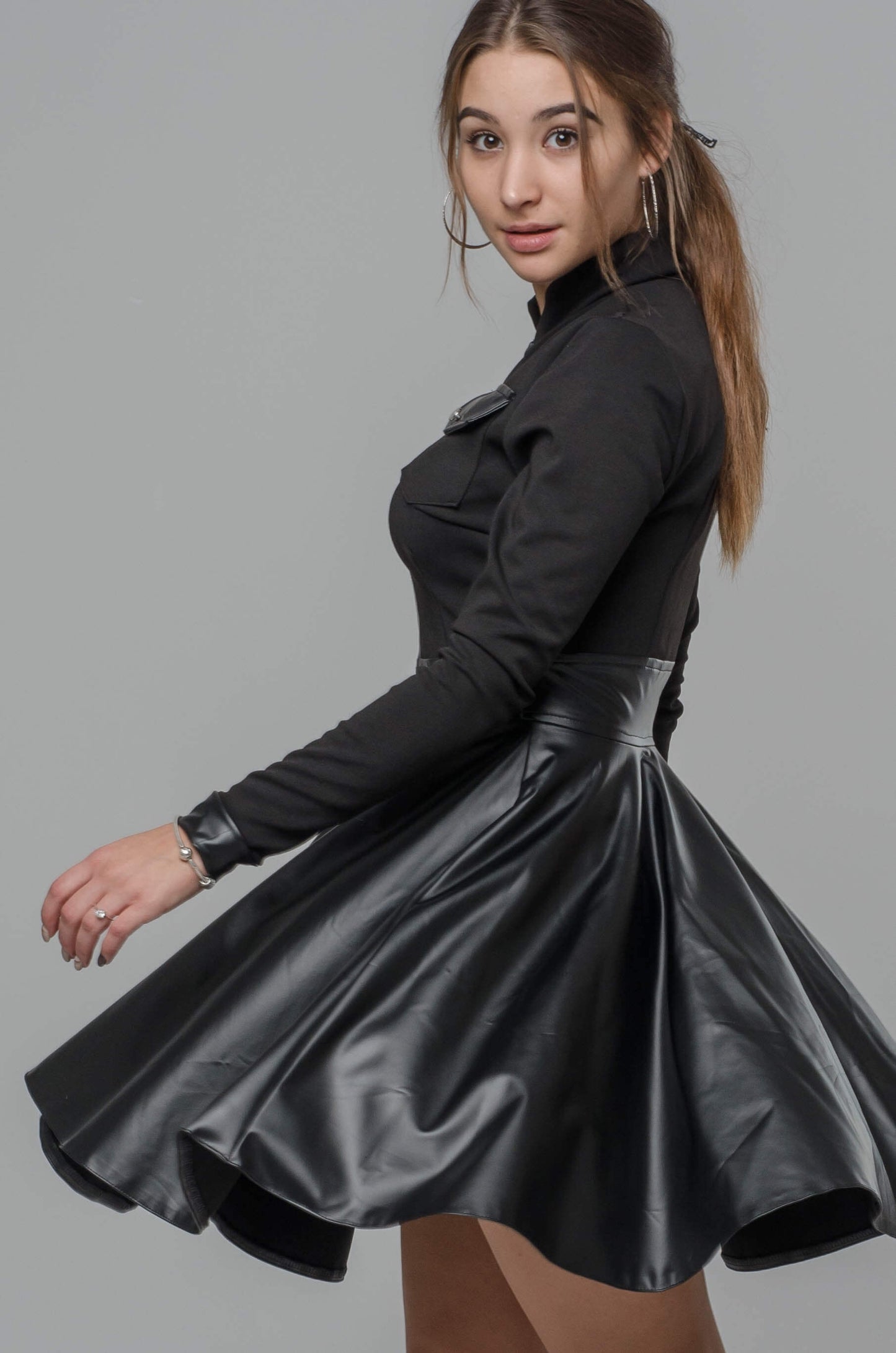 Czarna koktajlowa sukienka z ekoskóry S38