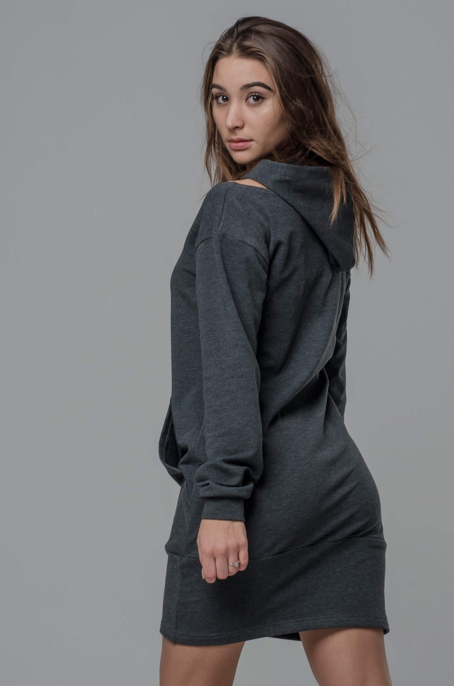 Dresowa sukienka z kapturem i metalowym zamkiem szara S41