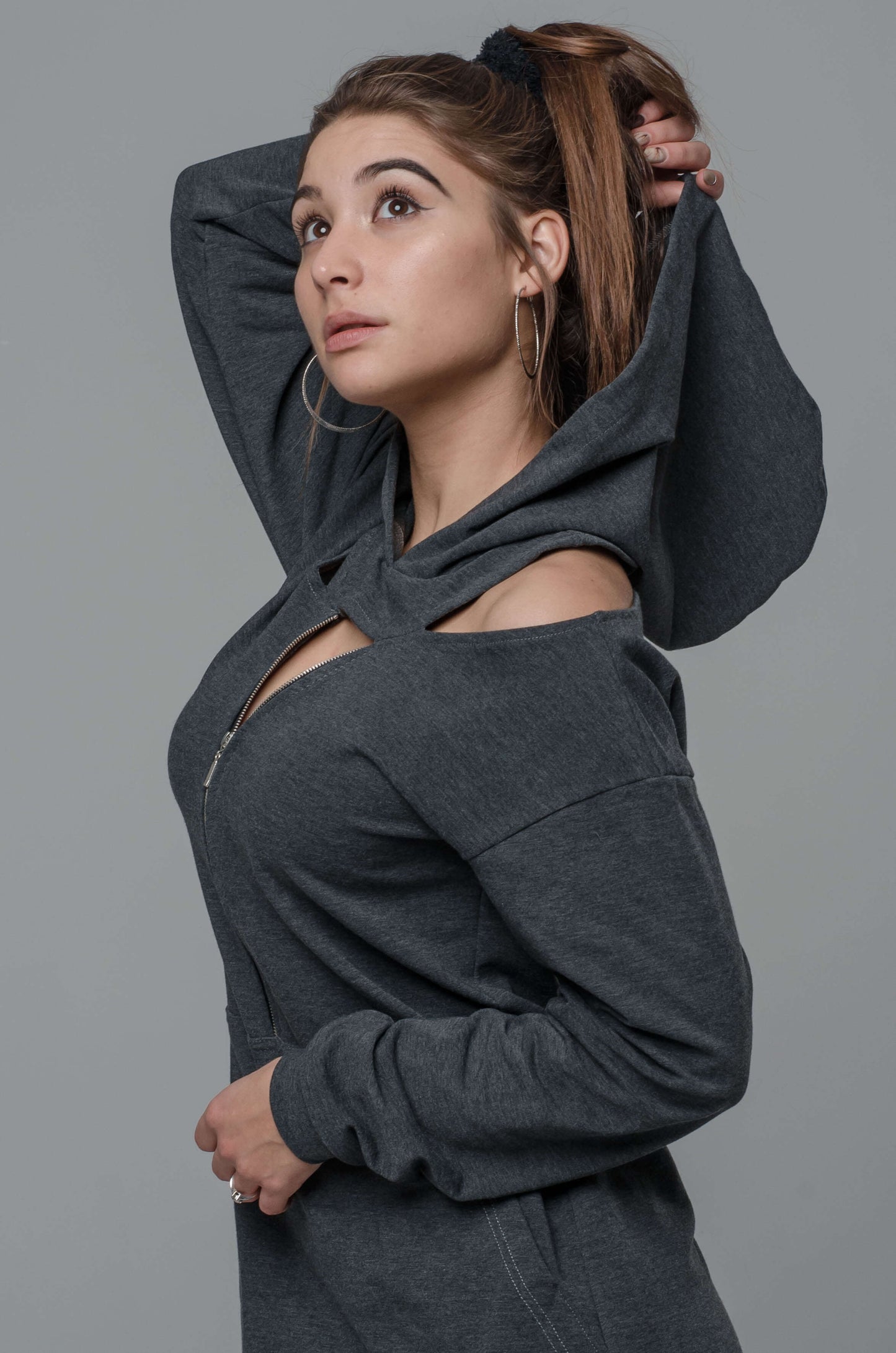 Dresowa sukienka z kapturem i metalowym zamkiem szara S41