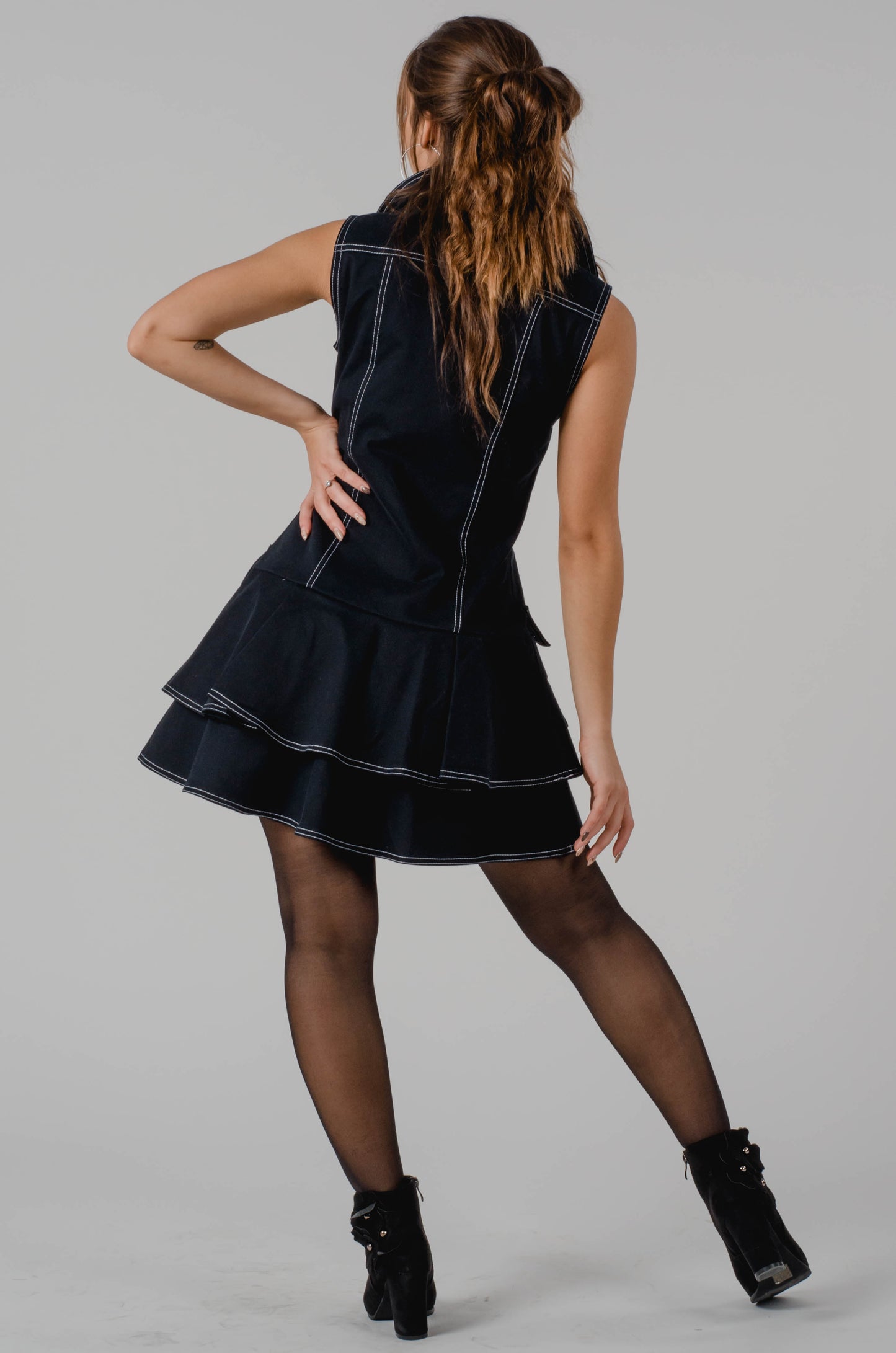 Sukienka bez rękawów z podwójnymi szwami S73