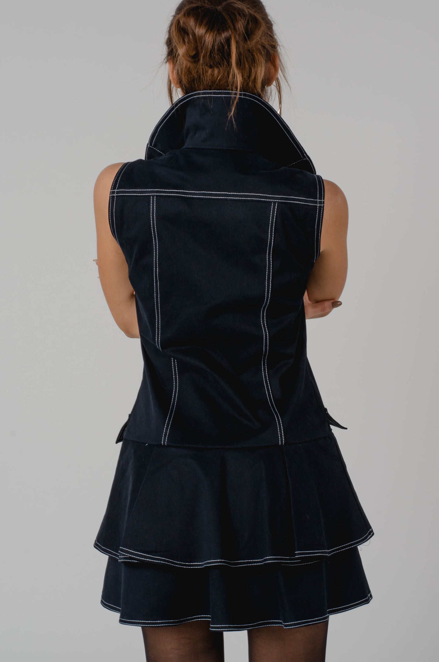 Sukienka bez rękawów z podwójnymi szwami S73