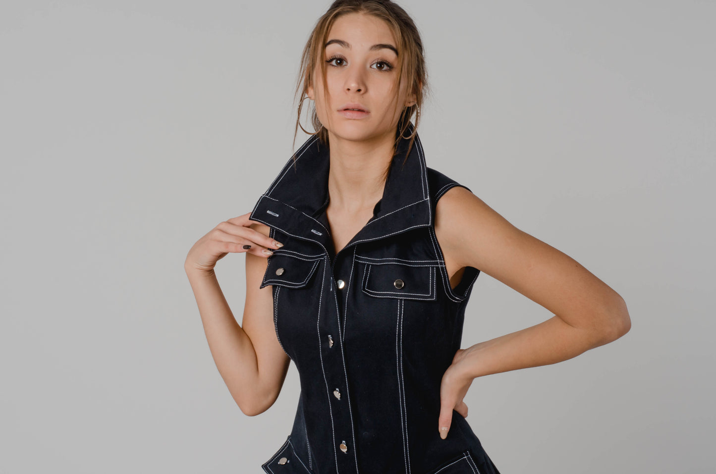 Sukienka bez rękawów z podwójnymi szwami S73