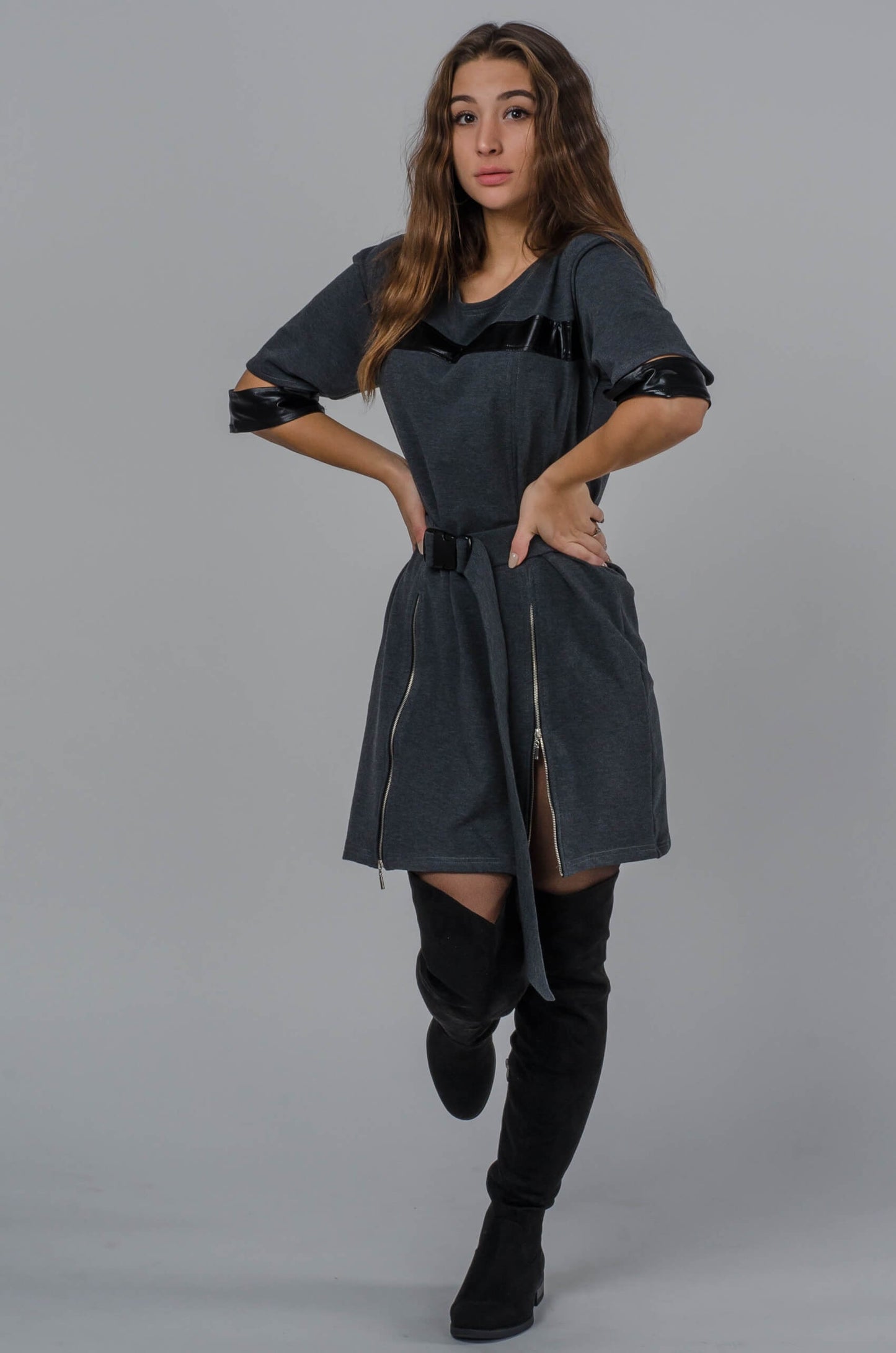 Dresowa sukienka premium z metalowymi zamkami i skórzanymi detalami S22