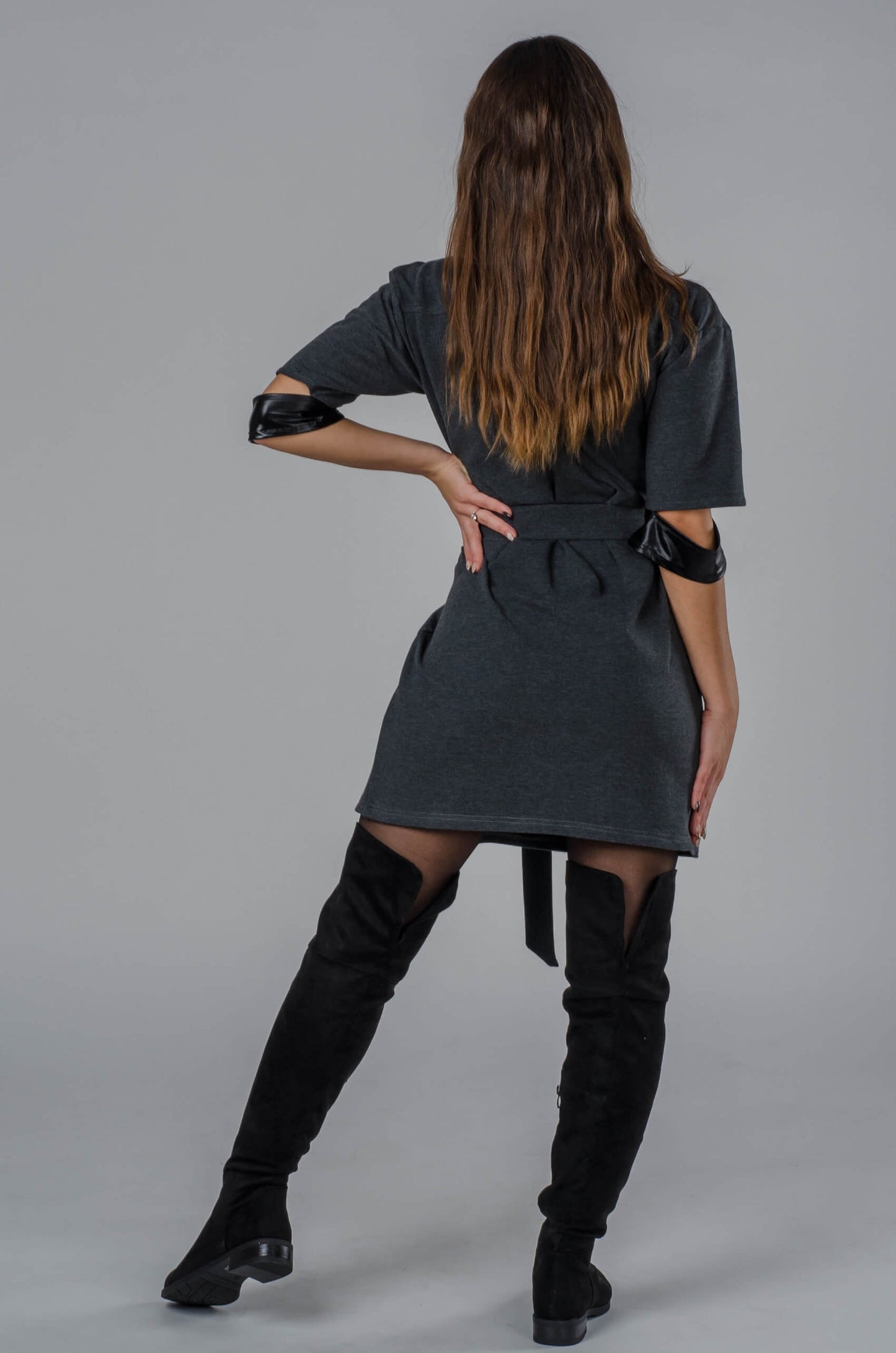 Dresowa sukienka premium z metalowymi zamkami i skórzanymi detalami S22