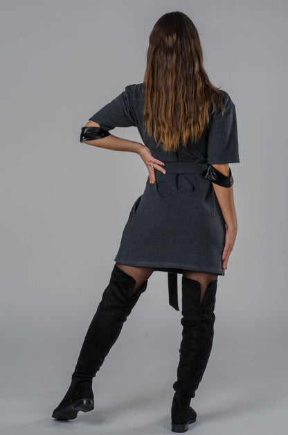 Dresowa sukienka premium z metalowymi zamkami i skórzanymi detalami S22