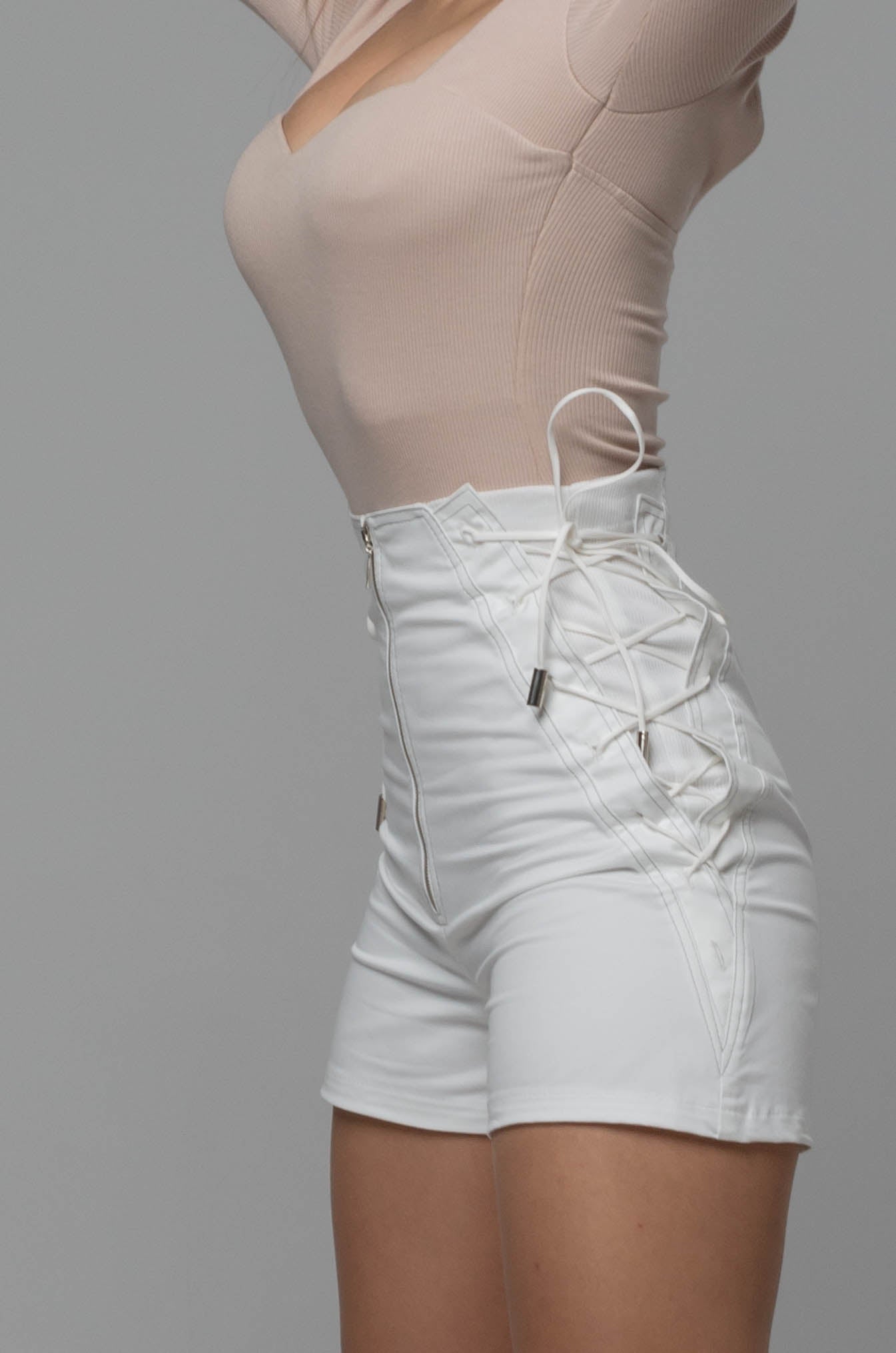 Białe spodenki damskie z wysokim stanem S47 - DANNY