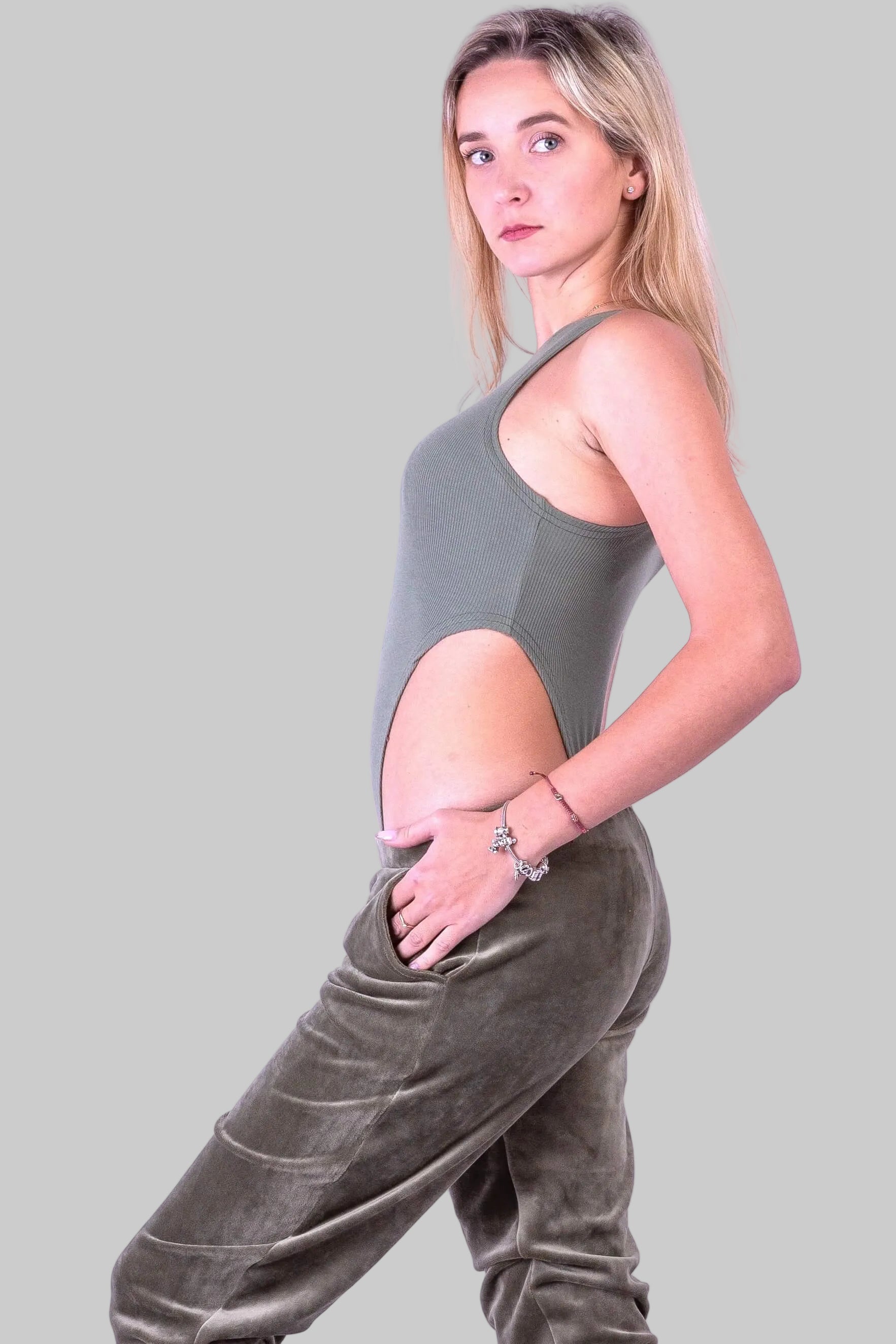 Oliwkowe body damskie z wysokim wycięciem S114 Mój sklep