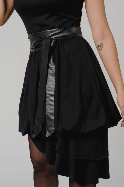 Czarna asymetryczna sukienka ze skórzanym pasem Glam Rock S62 - DANNY