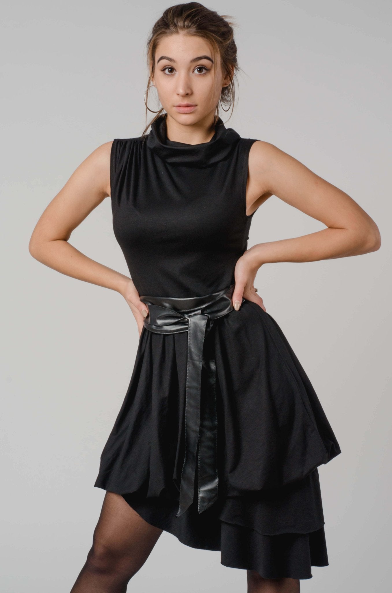 Czarna asymetryczna sukienka ze skórzanym pasem Glam Rock S62 - DANNY